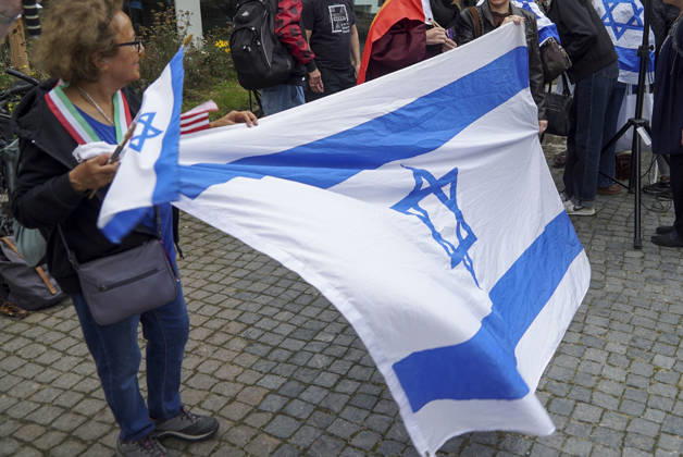 CNTV MAHNWACHE - Demonstranten auf der Strasse die Teilnehmer mit Deutschland Israel Fahnen bei der Mahnwache anlaesslich des 3.Jahrestages des Ueberfalls und Massakers in Israel Menschen versammeln sich die Menschen vor dem Audimax im Grindelvietel in Hamburg am 07.10.2026 Hamburg Deutschland