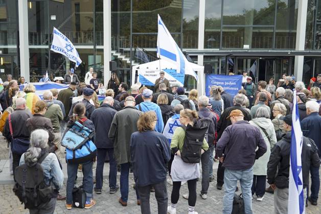 CNTV MAHNWACHE - Demonstranten auf der Strasse die Teilnehmer mit Deutschland Israel Fahnen bei der Mahnwache anlaesslich des 3.Jahrestages des Ueberfalls und Massakers in Israel Menschen versammeln sich die Menschen vor dem Audimax im Grindelvietel in Hamburg am 07.10.2026 Hamburg Deutschland