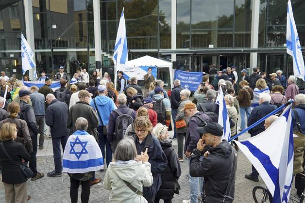 CNTV MAHNWACHE - Demonstranten auf der Strasse die Teilnehmer mit Deutschland Israel Fahnen bei der Mahnwache anlaesslich des 3.Jahrestages des Ueberfalls und Massakers in Israel Menschen versammeln sich die Menschen vor dem Audimax im Grindelvietel in Hamburg am 07.10.2026 Hamburg Deutschland