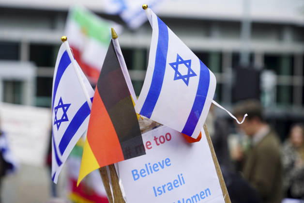 CNTV MAHNWACHE - Demonstranten auf der Strasse die Teilnehmer mit Deutschland Israel Fahnen bei der Mahnwache anlaesslich des 3.Jahrestages des Ueberfalls und Massakers in Israel Menschen versammeln sich die Menschen vor dem Audimax im Grindelvietel in Hamburg am 07.10.2026 Hamburg Deutschland