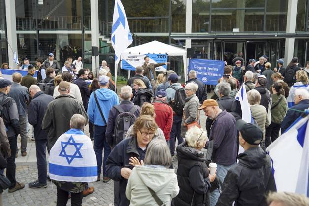 CNTV MAHNWACHE - Demonstranten auf der Strasse die Teilnehmer mit Deutschland Israel Fahnen bei der Mahnwache anlaesslich des 3.Jahrestages des Ueberfalls und Massakers in Israel Menschen versammeln sich die Menschen vor dem Audimax im Grindelvietel in Hamburg am 07.10.2026 Hamburg Deutschland