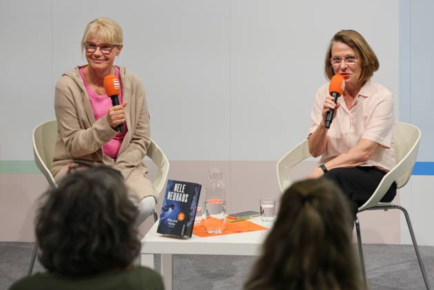 78. Frankfurter Buchmesse Die Hessische Autorin Nele Neuhaus wird auf der Buchmesse in Frankfurt am Main vom Deutschlandfunk interviewt. Die 78. Frankfurter Buchmesse findet vom 7. - 11. Oktober 2026 statt. Frankfurt am Main Messegelände Hessen Deutschland