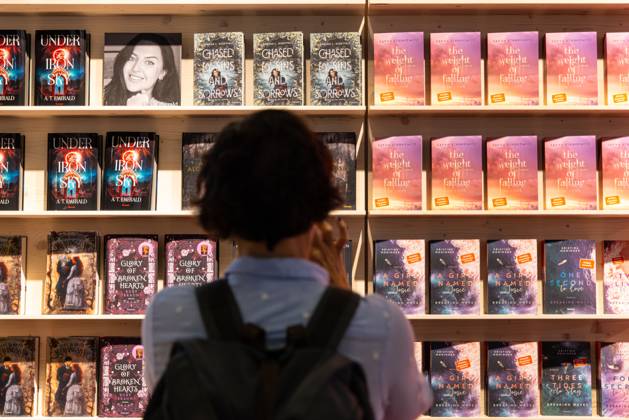 78. Frankfurter Buchmesse Besucherinnen und Besucher vertiefen sich in Neuerscheinungen auf der Buchmesse in Frankfurt am Main. Die 78. Frankfurter Buchmesse findet vom 7. - 11. Oktober 2026 statt. Frankfurt am Main Messegelände Hessen Deutschland