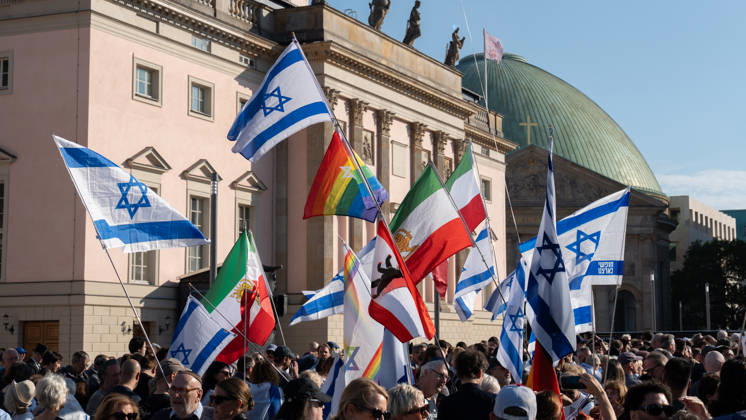 Gedenkfeier auf dem Bebelplatz in Berlin-Mitte, Zentrum der deutschen Hauptstadt;Gedenkveranstaltung 3. Jahrestag Terroranschlag der Hamas in Israel 7. Oktober. Nie vergessen. Niemals schweigen., Berlin Berlin Deutschland Bebelplatz