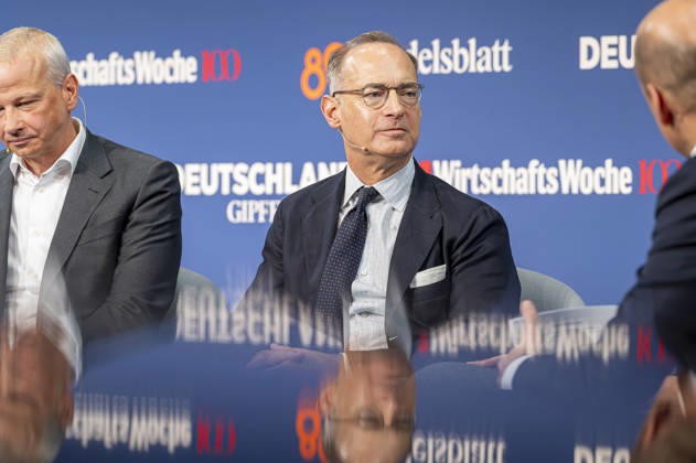 Oliver Bäte EUR, Deutschland, Berlin, 07.10.2026: Oliver Bäte (mitte) CEO Allianz SEbesucht die in Berlin stattfindene Jubiläumsveranstaltung von 80 Jahre Handelsblatt und 100 Jahre WirtschaftsWoche.