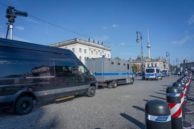 Berlin, Bebelplatz, Gedenken Berlin, Bebelplatz, Gedenken an die 1.200 Opfer des islamischen Terrorangriffs auf Israel am 7. Oktober 2023, Sicherheit, Polizei Berlin Berlin GER