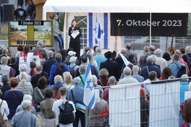 Gedenken 7.10.23 07.10.2026 Drei Jahre nach dem HAMAS Angriff auf Israel mit 1200 getöteten Menschen und 251 Menschen als Geiseln gedenken auf dem Friedensplatz mit einer Installation und einer zentralen Kundgebung zahlreiche Darmstädter. Schirmherr ist Oberbürgermeister Hanno Benz. Darmstadt Hessen Deutschland