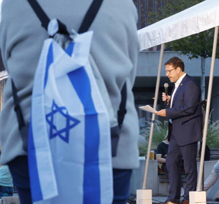 Gedenken 7.10.23 07.10.2026 Drei Jahre nach dem HAMAS Angriff auf Israel mit 1200 getöteten Menschen und 251 Menschen als Geiseln gedenken auf dem Friedensplatz mit einer Installation und einer zentralen Kundgebung zahlreiche Darmstädter. Schirmherr ist Oberbürgermeister Hanno Benz. Darmstadt Hessen Deutschland