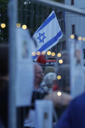 Gedenken 7.10.23 07.10.2026 Drei Jahre nach dem HAMAS Angriff auf Israel mit 1200 getöteten Menschen und 251 Menschen als Geiseln gedenken auf dem Friedensplatz mit einer Installation und einer zentralen Kundgebung zahlreiche Darmstädter. Schirmherr ist Oberbürgermeister Hanno Benz. Darmstadt Hessen Deutschland