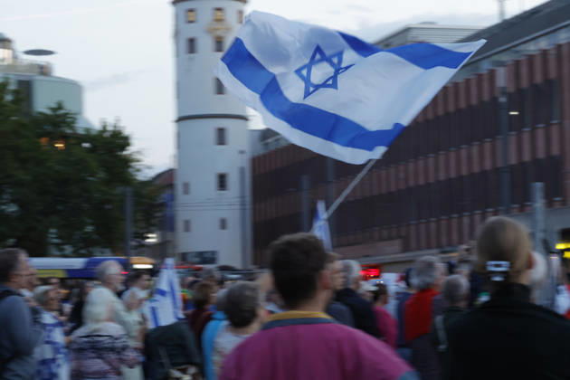 Gedenken 7.10.23 07.10.2026 Drei Jahre nach dem HAMAS Angriff auf Israel mit 1200 getöteten Menschen und 251 Menschen als Geiseln gedenken auf dem Friedensplatz mit einer Installation und einer zentralen Kundgebung zahlreiche Darmstädter. Schirmherr ist Oberbürgermeister Hanno Benz. Darmstadt Hessen Deutschland