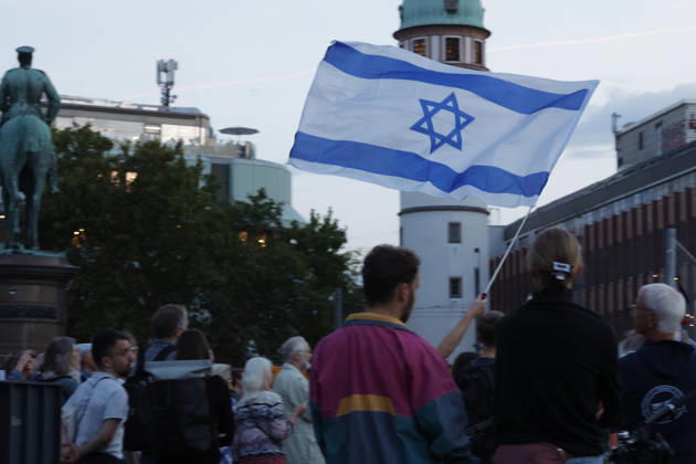 Gedenken 7.10.23 07.10.2026 Drei Jahre nach dem HAMAS Angriff auf Israel mit 1200 getöteten Menschen und 251 Menschen als Geiseln gedenken auf dem Friedensplatz mit einer Installation und einer zentralen Kundgebung zahlreiche Darmstädter. Schirmherr ist Oberbürgermeister Hanno Benz. Darmstadt Hessen Deutschland