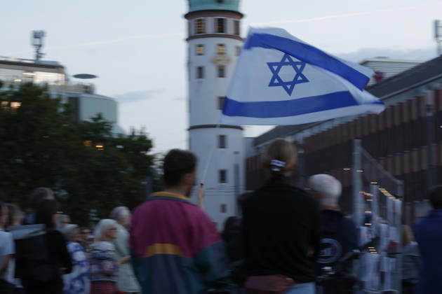 Gedenken 7.10.23 07.10.2026 Drei Jahre nach dem HAMAS Angriff auf Israel mit 1200 getöteten Menschen und 251 Menschen als Geiseln gedenken auf dem Friedensplatz mit einer Installation und einer zentralen Kundgebung zahlreiche Darmstädter. Schirmherr ist Oberbürgermeister Hanno Benz. Darmstadt Hessen Deutschland