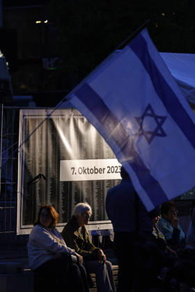 Gedenken 7.10.23 07.10.2026 Drei Jahre nach dem HAMAS Angriff auf Israel mit 1200 getöteten Menschen und 251 Menschen als Geiseln gedenken auf dem Friedensplatz mit einer Installation und einer zentralen Kundgebung zahlreiche Darmstädter. Schirmherr ist Oberbürgermeister Hanno Benz. Darmstadt Hessen Deutschland