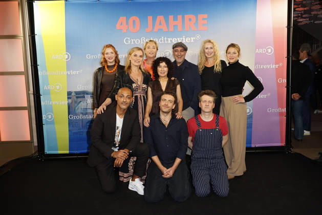 Sofie Junker, Patrick Abozen, Andrea Luedke, Saskia Fischer, Maria Ketikidou, Enrique Fiss, Oezguer Karadeniz, Dorothea Schenck, Sven Fricke und Sinha Melina Gierke beim 40 Jahre Großstadtrevier (ARD) Serien Photo Call am 7.10.2026 in der Astor Film Lounge in Hamburg Sofie Junker, Patrick Abozen, Andrea Luedke, Saskia Fischer, Maria Ketikidou, Enrique Fiss, Oezguer Karadeniz, Dorothea Schenck, Sven Fricke and Sinha Melina Gierke attend the photo call for the 40th anniversary of the series *Großstadtrevier* on October 7, 2026 at the Astor Film Lounge in Hamburg, Germany 40 Jahre Grossstadtrevier (ARD) Jubilaeum in Hamburg