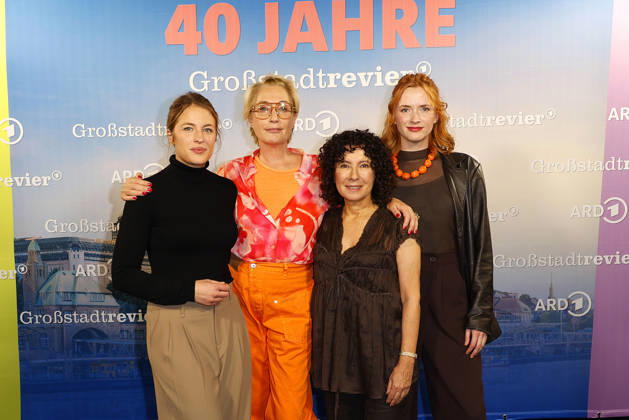 Sinha Melina Gierke, Saskia Fischer, Maria Ketikidou und Sofie Junker beim 40 Jahre Großstadtrevier (ARD) Serien Photo Call am 7.10.2026 in der Astor Film Lounge in Hamburg Sinha Melina Gierke, Saskia Fischer, Maria Ketikidou and Sofie Junker attend the photo call for the 40th anniversary of the series *Großstadtrevier* on October 7, 2026 at the Astor Film Lounge in Hamburg, Germany 40 Jahre Grossstadtrevier (ARD) Jubilaeum in Hamburg