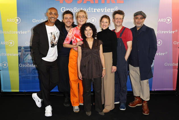 Patrick Abozen, Enrique Fiss, Saskia Fischer, Maria Ketikidou, Sinha Melina Gierke, Sven Fricke und Oezguer Karadeniz beim 40 Jahre Großstadtrevier (ARD) Serien Photo Call am 7.10.2026 in der Astor Film Lounge in Hamburg Patrick Abozen, Enrique Fiss, Saskia Fischer, Maria Ketikidou, Sinha Melina Gierke, Sven Fricke and Oezguer Karadeniz attend the photo call for the 40th anniversary of the series *Großstadtrevier* on October 7, 2026 at the Astor Film Lounge in Hamburg, Germany 40 Jahre Grossstadtrevier (ARD) Jubilaeum in Hamburg