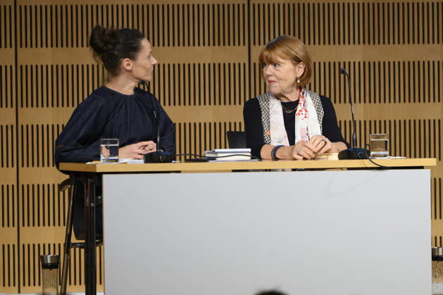 Gisele Pelicot bei Buchpräsentation in Frankfurt Die Französin Gisele Pelicot spricht am 07.10.2026 in der Deutschen Nationalbibliothek in Frankfurt über ihre Memoiren Eine Hymne an das Leben. Die Scham muss die Seite wechseln. Die ausverkaufte Veranstaltung findet zum Beginn der Frankfurter Buchmesse statt. Pelicot wurde durch den Prozess gegen ihren Ex-Mann und zahlreiche weitere Angeklagte international bekannt und entwickelte sich mit ihrem öffentlichen Auftreten zu einer prominenten Stimme gegen die Beschämung von Opfern sexualisierter Gewalt.