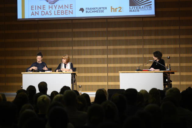 Gisele Pelicot bei Buchpräsentation in Frankfurt Die Französin Gisele Pelicot spricht am 07.10.2026 in der Deutschen Nationalbibliothek in Frankfurt über ihre Memoiren Eine Hymne an das Leben. Die Scham muss die Seite wechseln. Die ausverkaufte Veranstaltung findet zum Beginn der Frankfurter Buchmesse statt. Pelicot wurde durch den Prozess gegen ihren Ex-Mann und zahlreiche weitere Angeklagte international bekannt und entwickelte sich mit ihrem öffentlichen Auftreten zu einer prominenten Stimme gegen die Beschämung von Opfern sexualisierter Gewalt.