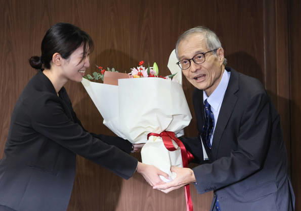 October 7, 2026, Tokyo, Japan - Japanese chemist Kenso Soai of professor emeritus at the Tokyo University of Science (TUS) receives a flower bouquet as he won the Nobel Prize in Chemistry at the TUS campus Tokyo on Wednesday, October 7, 2026. Soai and French chemist Henri Kagan won the prize to discover non-linear effects and autocatalysis in asymmetric organic synthesis (photo by Yoshio Tsunoda AFLO) aflo_354043888