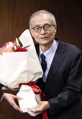 October 7, 2026, Tokyo, Japan - Japanese chemist Kenso Soai of professor emeritus at the Tokyo University of Science (TUS) receives a flower bouquet as he won the Nobel Prize in Chemistry at the TUS campus Tokyo on Wednesday, October 7, 2026. Soai and French chemist Henri Kagan won the prize to discover non-linear effects and autocatalysis in asymmetric organic synthesis (photo by Yoshio Tsunoda AFLO) aflo_354043918