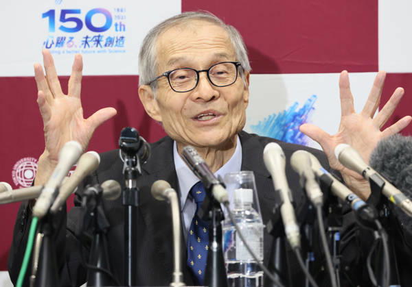 October 7, 2026, Tokyo, Japan - Japanese chemist Kenso Soai of professor emeritus at the Tokyo University of Science (TUS) receives a flower bouquet as he won the Nobel Prize in Chemistry at the TUS campus Tokyo on Wednesday, October 7, 2026. Soai and French chemist Henri Kagan won the prize to discover non-linear effects and autocatalysis in asymmetric organic synthesis (photo by Yoshio Tsunoda AFLO) aflo_354043993