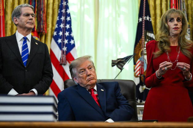 Trump Makes Oval Office Announcement WASHINGTON, DC - OCT. 7: US President Donald Trump makes an announcement on Trump Accounts in the Oval Office on Wednesday, Oct. 7, 2026 at the White House in Washington, D.C. (Photo by Annabelle Gordon Pool For The Washington Post) Washington DC United States Copyright: xPool ABACAx