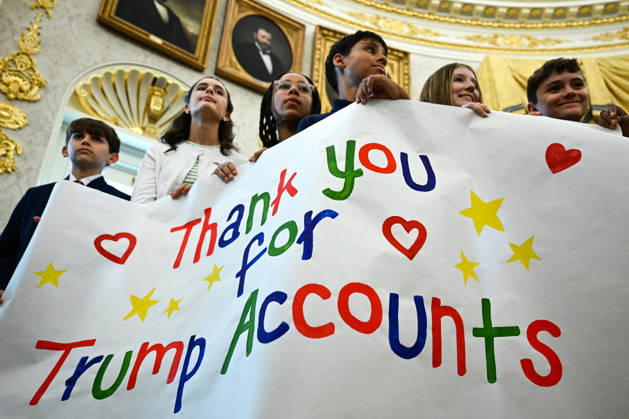 Trump Makes Oval Office Announcement WASHINGTON, DC - OCT. 7: Kids hold up a sign as US President Donald Trump speaks during an announcement on Trump Accounts in the Oval Office on Wednesday, Oct. 7, 2026 at the White House in Washington, D.C. (Photo by Annabelle Gordon Pool For The Washington Post) Washington DC United States Copyright: xPool ABACAx