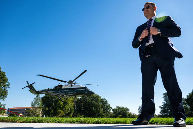 Trump Makes Oval Office Announcement WASHINGTON, DC - OCT. 7: A Secret Service agent stands guard as US President Donald Trump departs the White House in Marine One on Wednesday, Oct. 7, 2026 in Washington, D.C. (Photo by Annabelle Gordon Pool For The Washington Post) Washington DC United States Copyright: xPool ABACAx