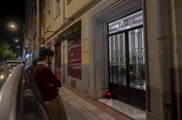 Maricarmen Abascal, who became a symbol of the fight for housing after her eviction, has died. Candles and flowers at Maricarmen’s home, October 7, 2026, in Madrid, Spain. Maricarmen Abascal, who became a symbol of the housing rights movement that led to the Puerta del Sol encampment after being evicted from the home in Retiro where she had lived for 70 years, died on Wednesday, as confirmed by the Tenants’ Union. The woman had been hospitalized at Gregorio Maranón Hospital since September 23. On that day, she was carried out on a stretcher from her home on Alcalde Sainz de Baranda Street after the eviction order was enforced, despite protests from dozens of activists, and transferred to the Madrid hospital due to her fragile health. OCTOB Copyright: xAlbertoxOrtegax 7827331