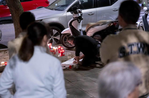 Maricarmen Abascal, who became a symbol of the fight for housing after her eviction, has died. Several people leave candles and messages at Maricarmen’s home on October 7, 2026, in Madrid, Spain. Maricarmen Abascal, who became a symbol of the housing rights movement that led to the Puerta del Sol encampment after being evicted from the home in Retiro where she had lived for 70 years, died on Wednesday, as confirmed by the Tenants’ Union. The woman had been hospitalized at Gregorio Maranón Hospital since September 23. On that day, she was carried out on a stretcher from her home on Alcalde Sainz de Baranda Street after the eviction order was enforced, despite protests from dozens of activists, and transferred to the Madrid hospital due to h Copyright: xAlbertoxOrtegax 7827351