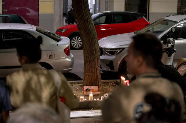 Maricarmen Abascal, who became a symbol of the fight for housing after her eviction, has died. Several people leave candles and messages at Maricarmen’s home on October 7, 2026, in Madrid, Spain. Maricarmen Abascal, who became a symbol of the housing rights movement that led to the Puerta del Sol encampment after being evicted from the home in Retiro where she had lived for 70 years, died on Wednesday, as confirmed by the Tenants’ Union. The woman had been hospitalized at Gregorio Maranón Hospital since September 23. On that day, she was carried out on a stretcher from her home on Alcalde Sainz de Baranda Street after the eviction order was enforced, despite protests from dozens of activists, and transferred to the Madrid hospital due to h Copyright: xAlbertoxOrtegax 7827352