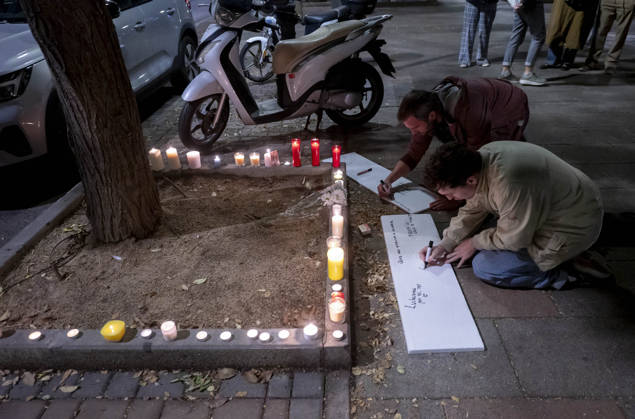 Maricarmen Abascal, who became a symbol of the fight for housing after her eviction, has died. Several people leave candles and messages at Maricarmen’s home on October 7, 2026, in Madrid, Spain. Maricarmen Abascal, who became a symbol of the housing rights movement that led to the Puerta del Sol encampment after being evicted from the home in Retiro where she had lived for 70 years, died on Wednesday, as confirmed by the Tenants’ Union. The woman had been hospitalized at Gregorio Maranón Hospital since September 23. On that day, she was carried out on a stretcher from her home on Alcalde Sainz de Baranda Street after the eviction order was enforced, despite protests from dozens of activists, and transferred to the Madrid hospital due to h Copyright: xAlbertoxOrtegax 7827361