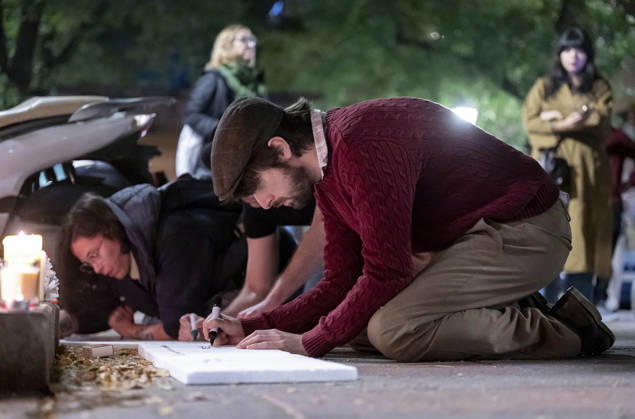 Maricarmen Abascal, who became a symbol of the fight for housing after her eviction, has died. Writer David Uclés writes a message at Maricarmen’s home on October 7, 2026, in Madrid, Spain. Maricarmen Abascal, who became a symbol of the housing rights movement that led to the Puerta del Sol encampment after being evicted from the home in Retiro where she had lived for 70 years, died on Wednesday, as confirmed by the Tenants’ Union. The woman had been hospitalized at Gregorio Maranón Hospital since September 23. On that day, she was carried out on a stretcher from her home on Alcalde Sainz de Baranda Street after the eviction order was enforced, despite protests from dozens of activists, and transferred to the Madrid hospital due to her fra Copyright: xAlbertoxOrtegax 7827362
