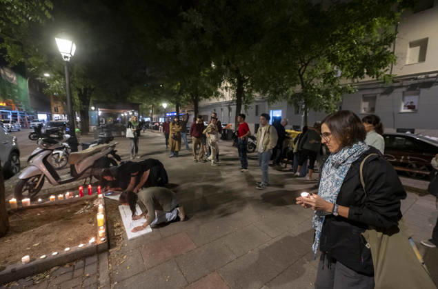 Maricarmen Abascal, who became a symbol of the fight for housing after her eviction, has died. Several people leave candles and messages at Maricarmen’s home on October 7, 2026, in Madrid, Spain. Maricarmen Abascal, who became a symbol of the housing rights movement that led to the Puerta del Sol encampment after being evicted from the home in Retiro where she had lived for 70 years, died on Wednesday, as confirmed by the Tenants’ Union. The woman had been hospitalized at Gregorio Maranón Hospital since September 23. On that day, she was carried out on a stretcher from her home on Alcalde Sainz de Baranda Street after the eviction order was enforced, despite protests from dozens of activists, and transferred to the Madrid hospital due to h Copyright: xAlbertoxOrtegax 7827363