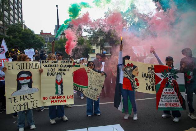 October 7, 2026: TO-45388 & x2013; Mexico City, October 7, 2026: Hundreds of students from the Rafael Ram& xed;rez National Federation of Revolutionary Students are protesting against the genocide in Palestine at the former U.S. Embassy site in Mexico City, where they smashed pi& xf1;atas bearing the likenesses of Donald Trump and Benjamin Netanyahu. Photo: Ian Robles .com.mx - ZUMAcs4_ 20261007_faa_cs4_133 Copyright: xClasosx