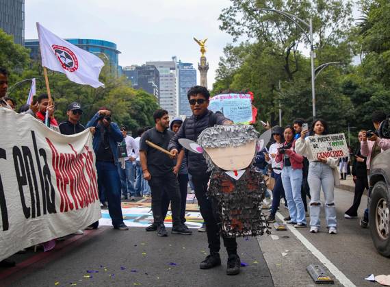 October 7, 2026: TO-45388 & x2013; Mexico City, October 7, 2026: Hundreds of students from the Rafael Ram& xed;rez National Federation of Revolutionary Students are protesting against the genocide in Palestine at the former U.S. Embassy site in Mexico City, where they smashed pi& xf1;atas bearing the likenesses of Donald Trump and Benjamin Netanyahu. Photo: Ian Robles .com.mx - ZUMAcs4_ 20261007_faa_cs4_137 Copyright: xClasosx
