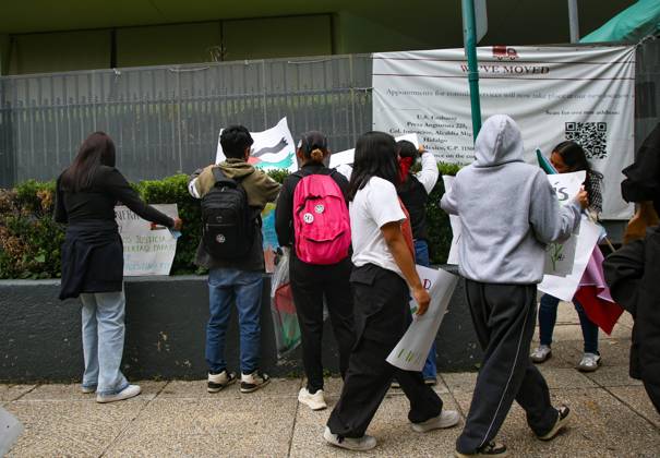 October 7, 2026: TO-45388 & x2013; Mexico City, October 7, 2026: Hundreds of students from the Rafael Ram& xed;rez National Federation of Revolutionary Students are protesting against the genocide in Palestine at the former U.S. Embassy site in Mexico City, where they smashed pi& xf1;atas bearing the likenesses of Donald Trump and Benjamin Netanyahu. Photo: Ian Robles .com.mx - ZUMAcs4_ 20261007_faa_cs4_134 Copyright: xClasosx