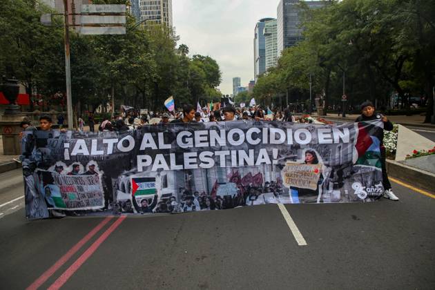 October 7, 2026: TO-45388 & x2013; Mexico City, October 7, 2026: Hundreds of students from the Rafael Ram& xed;rez National Federation of Revolutionary Students are protesting against the genocide in Palestine at the former U.S. Embassy site in Mexico City, where they smashed pi& xf1;atas bearing the likenesses of Donald Trump and Benjamin Netanyahu. Photo: Ian Robles .com.mx - ZUMAcs4_ 20261007_faa_cs4_135 Copyright: xClasosx
