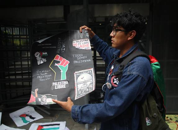 October 7, 2026: TO-45388 & x2013; Mexico City, October 7, 2026: Hundreds of students from the Rafael Ram& xed;rez National Federation of Revolutionary Students are protesting against the genocide in Palestine at the former U.S. Embassy site in Mexico City, where they smashed pi& xf1;atas bearing the likenesses of Donald Trump and Benjamin Netanyahu. Photo: Ian Robles .com.mx - ZUMAcs4_ 20261007_faa_cs4_140 Copyright: xClasosx