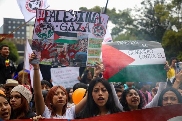 October 7, 2026: TO-45388 & x2013; Mexico City, October 7, 2026: Hundreds of students from the Rafael Ram& xed;rez National Federation of Revolutionary Students are protesting against the genocide in Palestine at the former U.S. Embassy site in Mexico City, where they smashed pi& xf1;atas bearing the likenesses of Donald Trump and Benjamin Netanyahu. Photo: Ian Robles .com.mx - ZUMAcs4_ 20261007_faa_cs4_154 Copyright: xClasosx