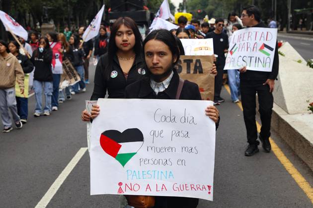 October 7, 2026: TO-45388 & x2013; Mexico City, October 7, 2026: Hundreds of students from the Rafael Ram& xed;rez National Federation of Revolutionary Students are protesting against the genocide in Palestine at the former U.S. Embassy site in Mexico City, where they smashed pi& xf1;atas bearing the likenesses of Donald Trump and Benjamin Netanyahu. Photo: Ian Robles .com.mx - ZUMAcs4_ 20261007_faa_cs4_155 Copyright: xClasosx