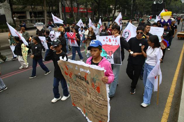 October 7, 2026: TO-45388 & x2013; Mexico City, October 7, 2026: Hundreds of students from the Rafael Ram& xed;rez National Federation of Revolutionary Students are protesting against the genocide in Palestine at the former U.S. Embassy site in Mexico City, where they smashed pi& xf1;atas bearing the likenesses of Donald Trump and Benjamin Netanyahu. Photo: Ian Robles .com.mx - ZUMAcs4_ 20261007_faa_cs4_157 Copyright: xClasosx