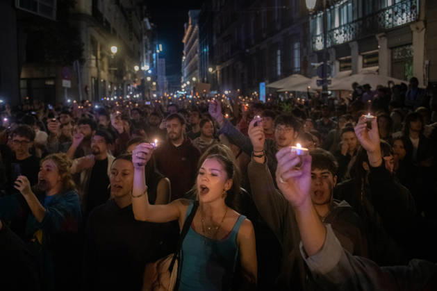Maricarmen Abascal, who became a symbol of the fight for housing after her eviction, has died. Dozens of people held a candlelight vigil for Maricarmen in front of the Congress of Deputies on October 7, 2026, in Madrid, Spain. Maricarmen Abascal, who became a symbol of the housing rights movement that led to the Puerta del Sol encampment after being evicted from the home in Retiro where she had lived for 70 years, died on Wednesday, as confirmed by the Tenants’ Union. The woman had been hospitalized at Gregorio Maranón Hospital since September 23. On that day, she was carried out on a stretcher from her home on Alcalde Sainz de Baranda Street after the eviction order was enforced, despite protests from dozens of activists, and transferred Copyright: xFernandoxSanchezx 7827432