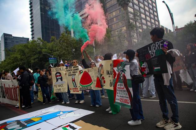 October 7, 2026: TO-45388 & x2013; Mexico City, October 7, 2026: Hundreds of students from the Rafael Ram& xed;rez National Federation of Revolutionary Students are protesting against the genocide in Palestine at the former U.S. Embassy site in Mexico City, where they smashed pi& xf1;atas bearing the likenesses of Donald Trump and Benjamin Netanyahu. Photo: Ian Robles .com.mx - ZUMAcs4_ 20261007_faa_cs4_176 Copyright: xClasosx