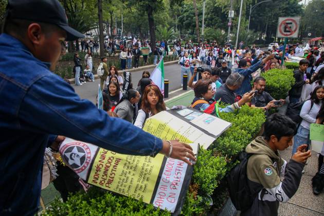 October 7, 2026: TO-45388 & x2013; Mexico City, October 7, 2026: Hundreds of students from the Rafael Ram& xed;rez National Federation of Revolutionary Students are protesting against the genocide in Palestine at the former U.S. Embassy site in Mexico City, where they smashed pi& xf1;atas bearing the likenesses of Donald Trump and Benjamin Netanyahu. Photo: Ian Robles .com.mx - ZUMAcs4_ 20261007_faa_cs4_179 Copyright: xClasosx