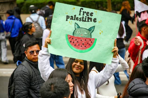 October 7, 2026: TO-45388 & x2013; Mexico City, October 7, 2026: Hundreds of students from the Rafael Ram& xed;rez National Federation of Revolutionary Students are protesting against the genocide in Palestine at the former U.S. Embassy site in Mexico City, where they smashed pi& xf1;atas bearing the likenesses of Donald Trump and Benjamin Netanyahu. Photo: Ian Robles .com.mx - ZUMAcs4_ 20261007_faa_cs4_184 Copyright: xClasosx