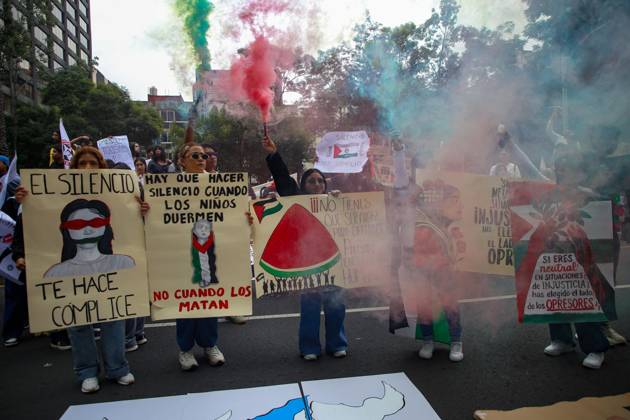 October 7, 2026: TO-45388 & x2013; Mexico City, October 7, 2026: Hundreds of students from the Rafael Ram& xed;rez National Federation of Revolutionary Students are protesting against the genocide in Palestine at the former U.S. Embassy site in Mexico City, where they smashed pi& xf1;atas bearing the likenesses of Donald Trump and Benjamin Netanyahu. Photo: Ian Robles .com.mx - ZUMAcs4_ 20261007_faa_cs4_185 Copyright: xClasosx