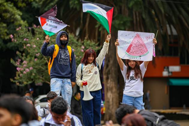 October 7, 2026: TO-45388 & x2013; Mexico City, October 7, 2026: Hundreds of students from the Rafael Ram& xed;rez National Federation of Revolutionary Students are protesting against the genocide in Palestine at the former U.S. Embassy site in Mexico City, where they smashed pi& xf1;atas bearing the likenesses of Donald Trump and Benjamin Netanyahu. Photo: Ian Robles .com.mx - ZUMAcs4_ 20261007_faa_cs4_189 Copyright: xClasosx