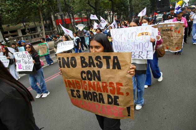 October 7, 2026: TO-45388 & x2013; Mexico City, October 7, 2026: Hundreds of students from the Rafael Ram& xed;rez National Federation of Revolutionary Students are protesting against the genocide in Palestine at the former U.S. Embassy site in Mexico City, where they smashed pi& xf1;atas bearing the likenesses of Donald Trump and Benjamin Netanyahu. Photo: Ian Robles .com.mx - ZUMAcs4_ 20261007_faa_cs4_191 Copyright: xClasosx