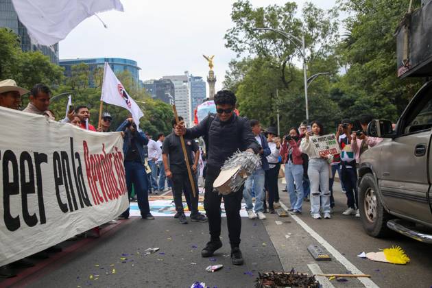 October 7, 2026: TO-45388 & x2013; Mexico City, October 7, 2026: Hundreds of students from the Rafael Ram& xed;rez National Federation of Revolutionary Students are protesting against the genocide in Palestine at the former U.S. Embassy site in Mexico City, where they smashed pi& xf1;atas bearing the likenesses of Donald Trump and Benjamin Netanyahu. Photo: Ian Robles .com.mx - ZUMAcs4_ 20261007_faa_cs4_193 Copyright: xClasosx